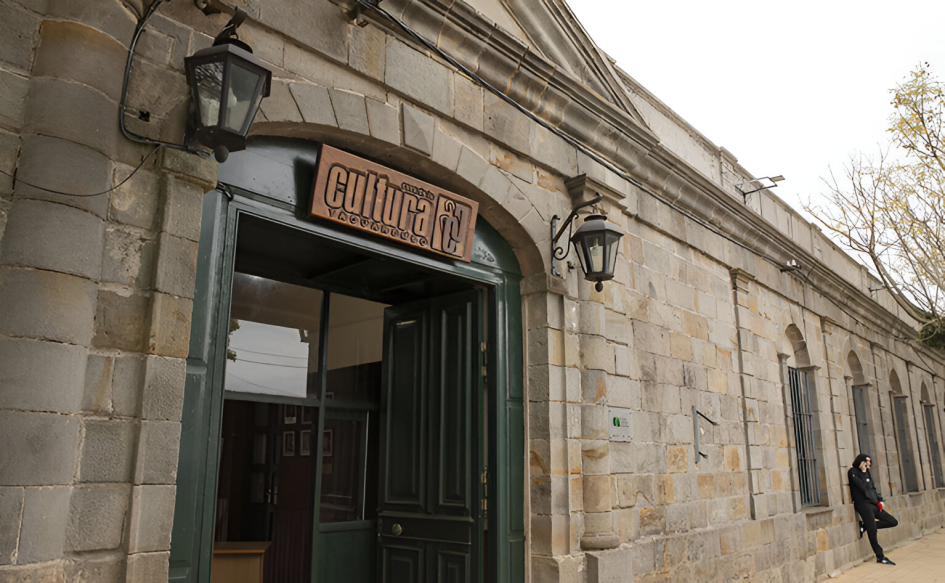 Frente del Regimiento de Caballería Blindado Nº5. Actualmente funcionan allí la Casa de la Cultura.