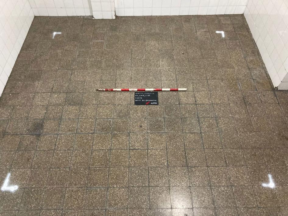 Vista del baño una vez culminados los trabajos preparatorios, demarcación de limites de la excavación y planimetría. Vista del baño una vez culminados los trabajos preparatorios, demarcación de limites de la excavació