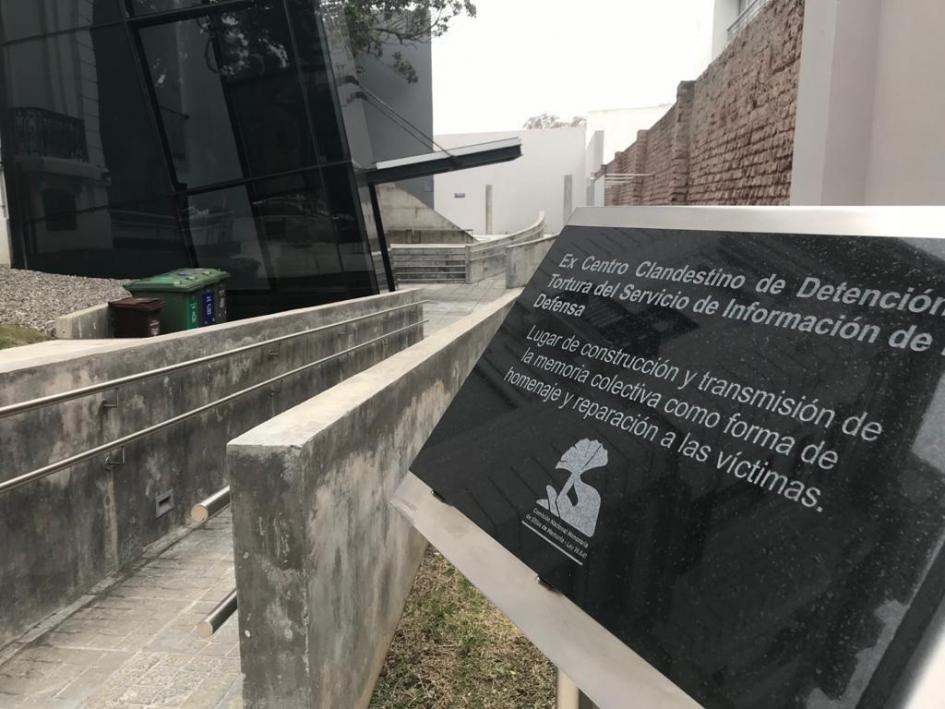 Placa colocada en el exterior del Sitio de Memoria, actual sede de la INDDHH.