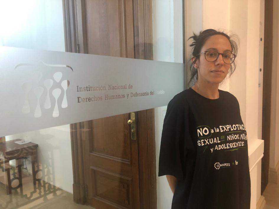 Mujer con camiseta negra que dice: No a la Explotación Sexual de Niñas, Niños y Adolescentes
