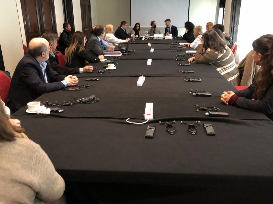 Asistentes en torno a una mesa