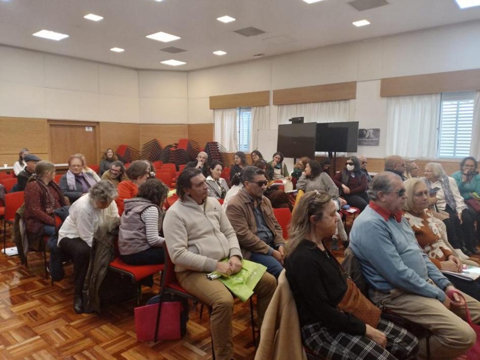 Asistentes sentados en el salón de actos Asistentes sentados atentos a la actividad