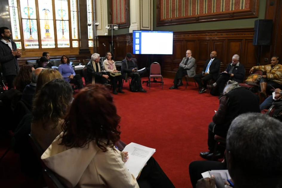 Subgrupo Étnico-racial, asistentes sentados escuchan al referente del subgrupo Subgrupo Étnico-racial, asistentes sentados escuchan al referente del subgrupo