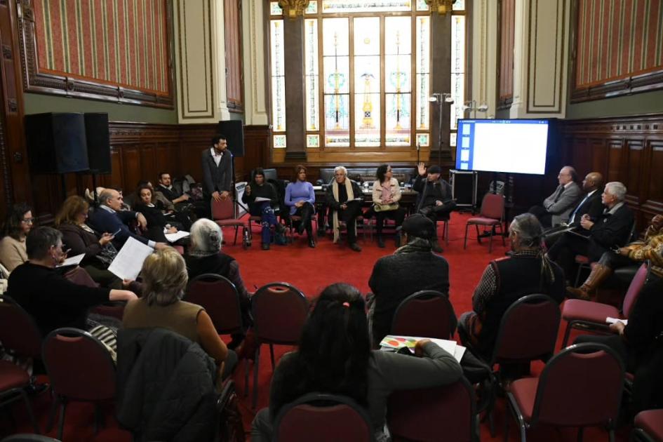 Subgrupo Étnico-racial, asistentes sentados escuchan al referente del subgrupo Subgrupo Étnico-racial, asistentes sentados escuchan al referente del subgrupo