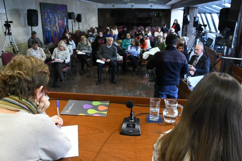 Subgrupo Discapacidad, asistentes sentados escuchan al referente del subgrupo Subgrupo Discapacidad, asistentes sentados escuchan al referente del subgrupo
