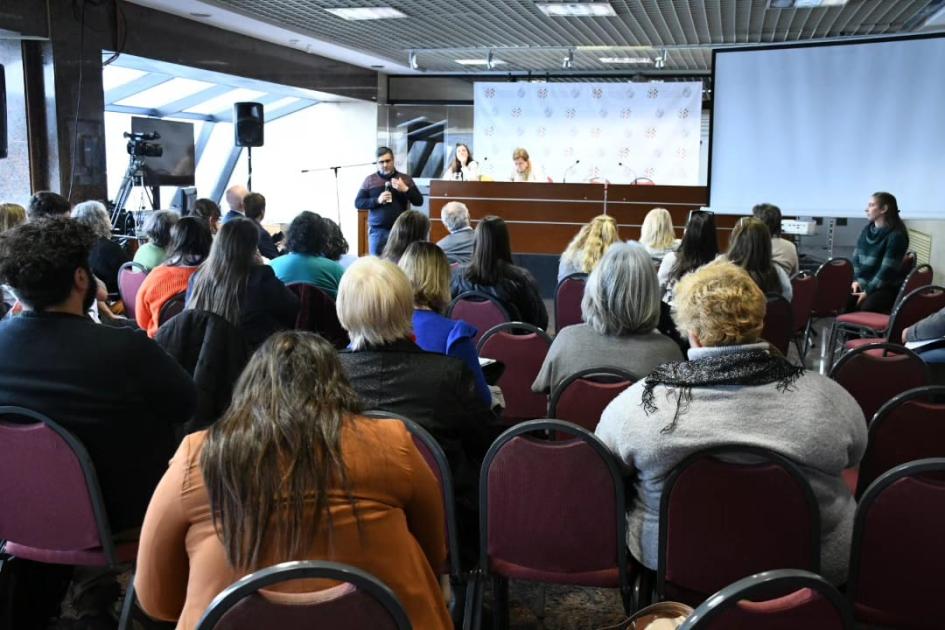 Subgrupo Discapacidad, asistentes sentados escuchan al referente del subgrupo Subgrupo Discapacidad, asistentes sentados escuchan al referente del subgrupo