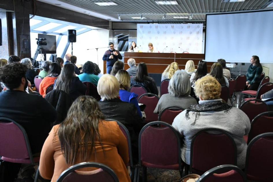 Subgrupo Discapacidad, asistentes sentados escuchan al referente del subgrupo