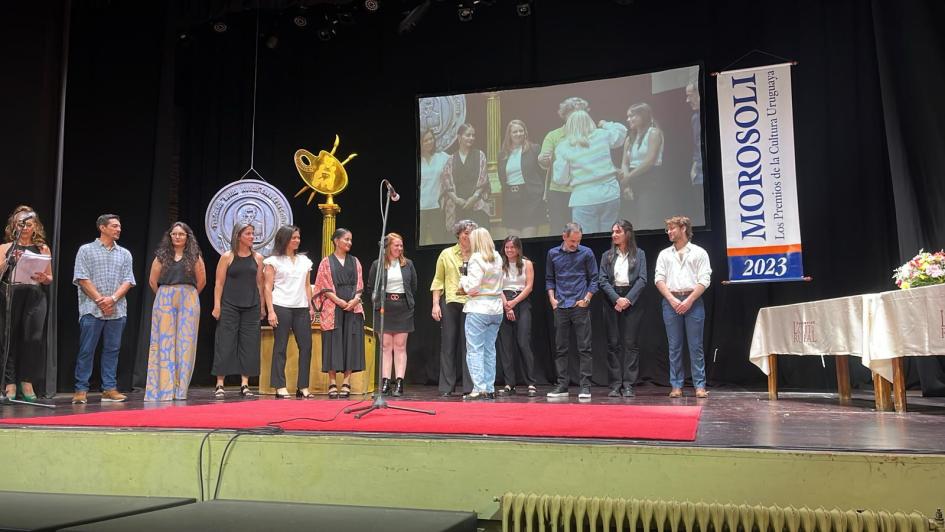 Equipo recibiendo el premio sobre el escenario