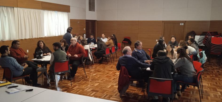 Funcionariado y directores de la INDDHH trabajando en el plan estratégico Funcionariado y directores de la INDDHH trabajando en el salón de actos para el plan estratégico