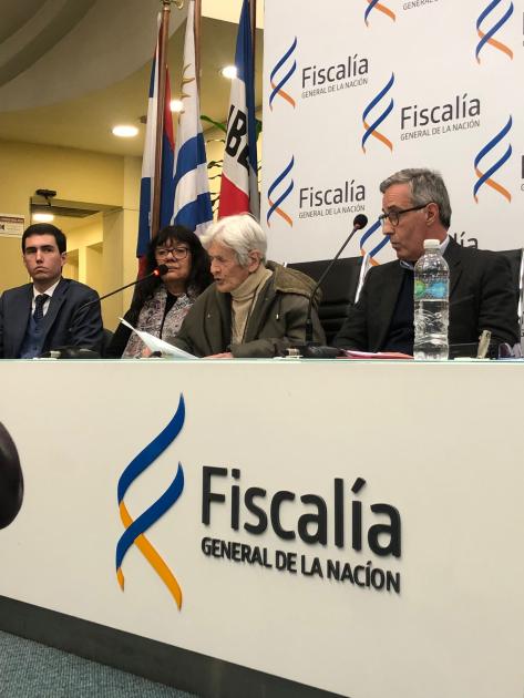 Integrante de Familiares de Detenidos y Desaparecidos leyendo comunicado de Familiares Integrante de Familiares de Detenidos y Desaparecidos leyendo comunicado de Familiares