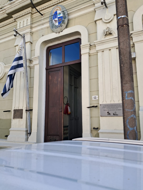 Inspección Departamental de Enseñanza Primaria e Inicial. Frente del edificio de la Inspección Departamental de Cerro Largo. Fotografía: Martín Varela, 2025.