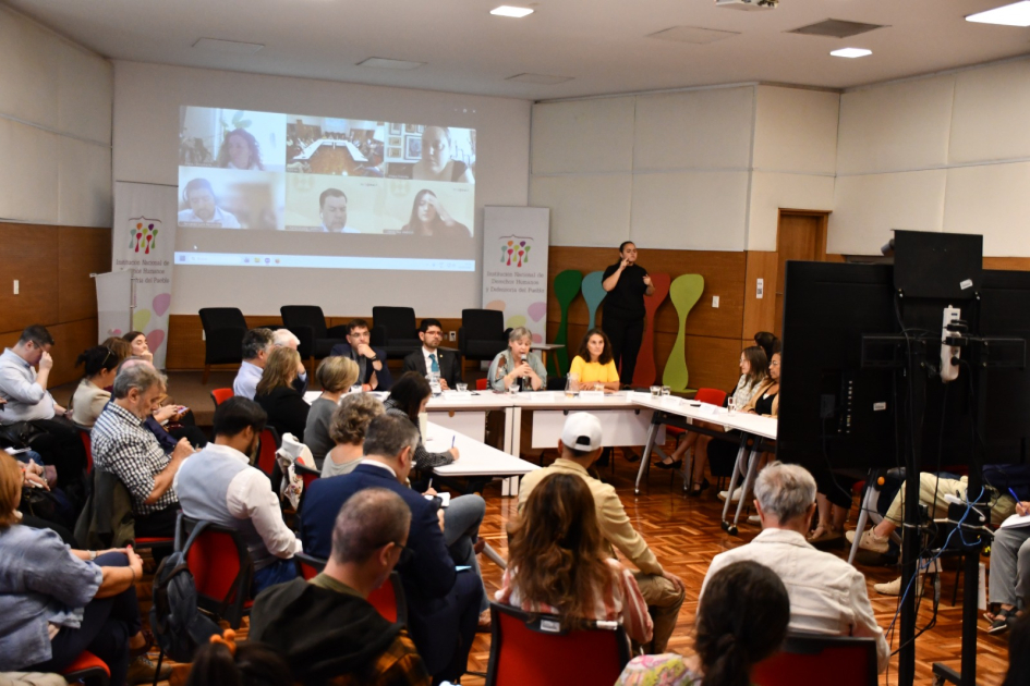 Vista general de la sala colmada de participantes