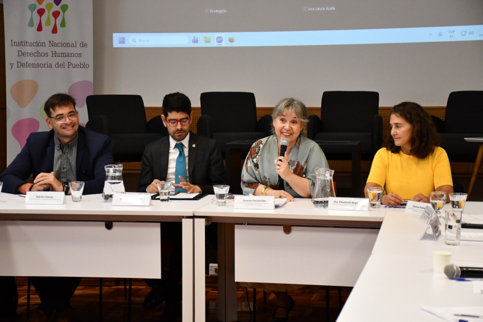 Autoridades durante la mesa de apertura