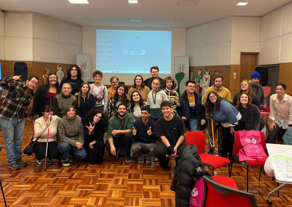 Jóvenes participantes junto al equipo de la INDDHH