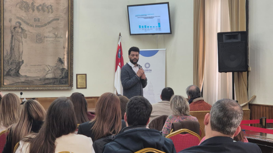 Oscar Rorra de la Unidad Étnico Racial exponiendo en la capacitación sobre afrodescendencia Oscar Rorra de la Unidad Étnico Racial exponiendo en la capacitación sobre afrodescendencia