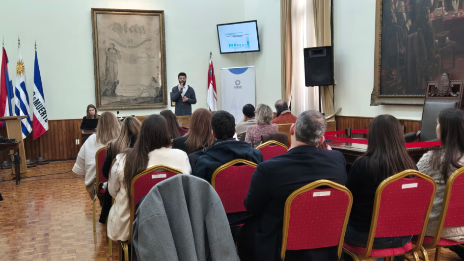Charla de sensibilización en el marco del Mes de la Afrodescendencia Vista general de la sala, funcionariado sentado atiende lo que está exponiento Oscar Rorra
