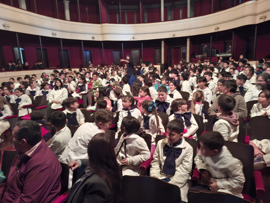 escolares durante la función escolares durante la función