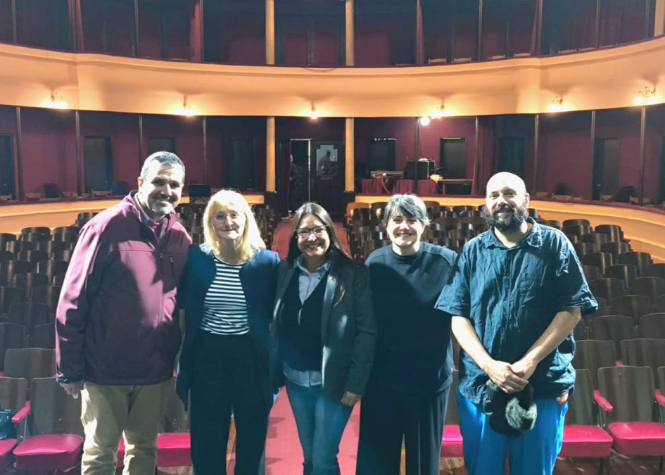 Equipo del teatro 25 de Mayo de Rocha junto a Maite Bigi, Martín García y María Noel Pardo (INDDHH) Equipo del teatro 25 de Mayo de Rocha junto a Maite Bigi, Martín García y María Noel Pardo (INDDHH)