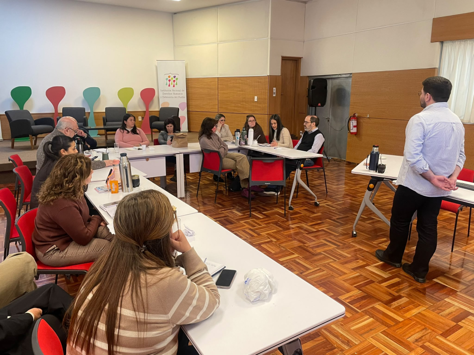 Sebastián del Pino (ACNUDH) junto a funcionariado de la INDDHH