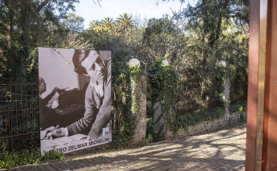 Patio exterior de la Fundación donde se exhibe una gigantografía de Zelmar Michelini. 
