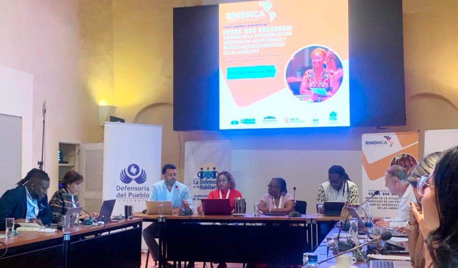 Óscar Rorra de la Unidad Étnico Racial de la INDDHH participa de una de las mesas de intercambio