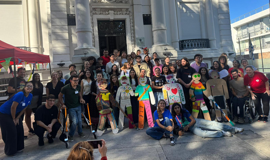 Participantes de la asamblea posando en puerta de la INDDHH