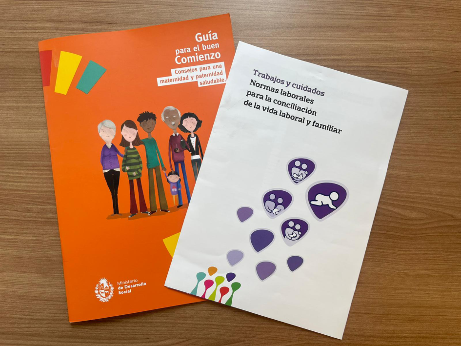 Guía del Buen Comienzo junto al folleto sobre conciliación de la vida laboral, familiar y personal