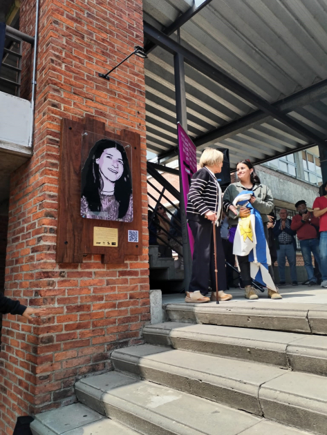 Placa homenaje en la entrada del Instituto de Formación Docente de Paysandú. 