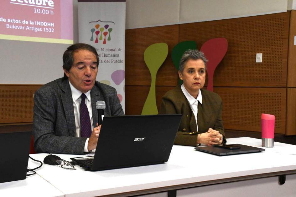 De izquierda a derecha: Bernardo Legnani, director INDDHH; Jimena Fernández, presidenta INDDHH