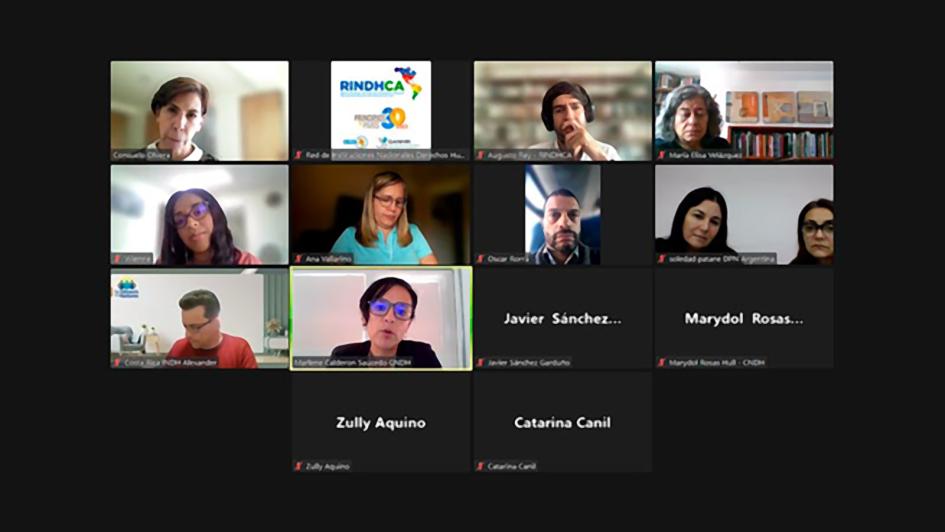 Grupo de trabajo en videollamada vista de la pantalla de la reunión por zoom