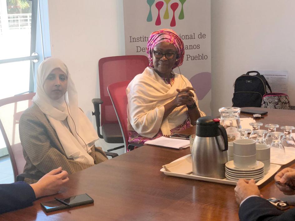 Mama Fatima Singhateh conversando en la mesa de la sala del Consejo Directivo de la INDDHH