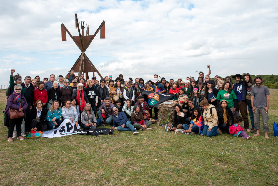 Grupo de personas junto a la escultura homenaje