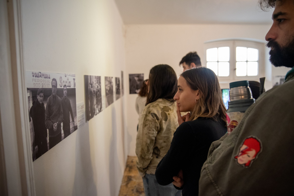 Personas recorriendo el lugar y observando fotografías de la represión