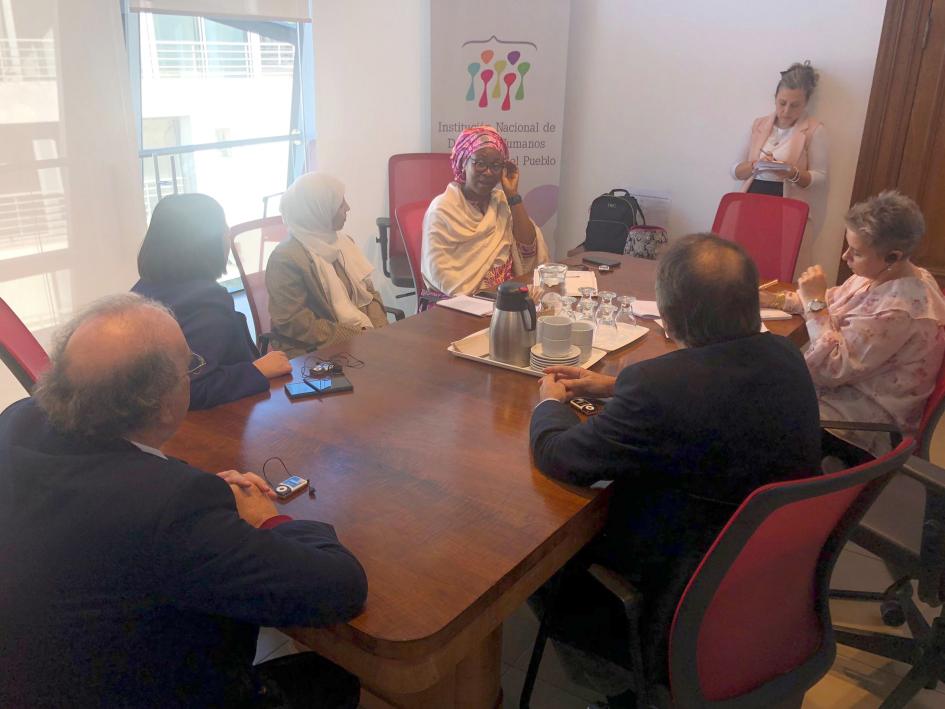 Reunión con Mama Fatima Singhateh Singhateh conversando con los miembros del Consejo Directivo de INDDHH en torno a una mesa