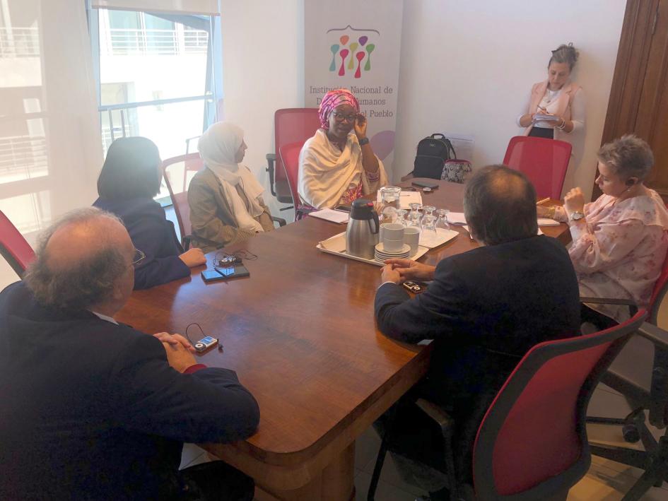 Singhateh conversando con los miembros del Consejo Directivo de INDDHH en torno a una mesa