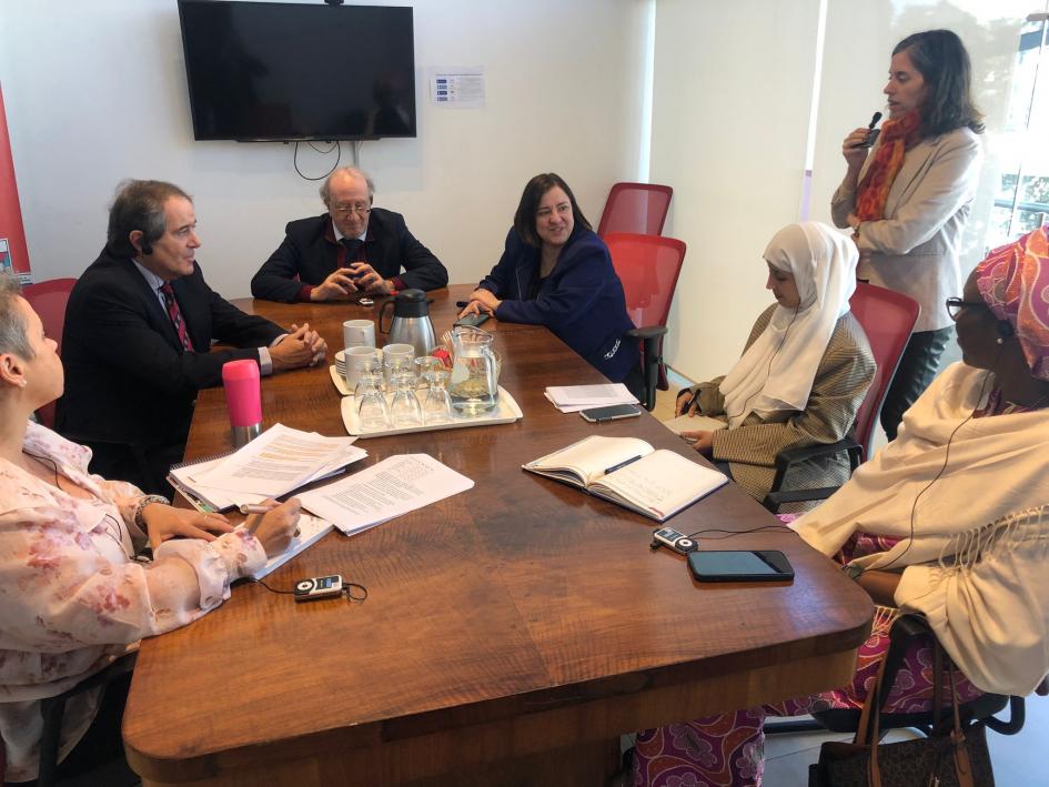 Reunión con Mama Fatima Singhateh Singhateh conversando con los miembros del Consejo Directivo de INDDHH en torno a una mesa