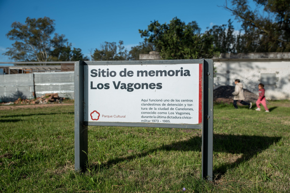 Placa conmemorativa del lugar. 