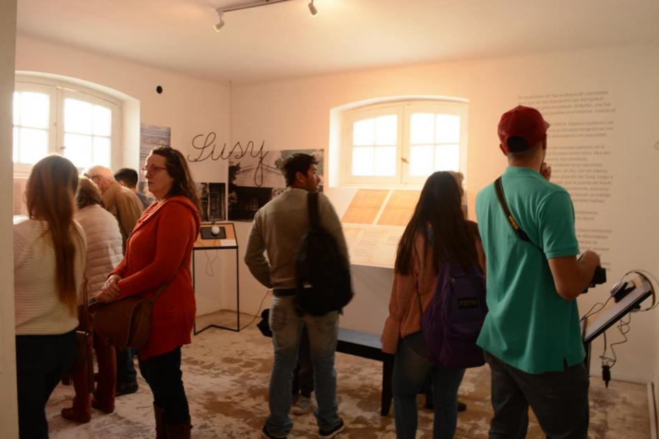 Fotografía de personas en las instalaciones del Sitio de Memoria 