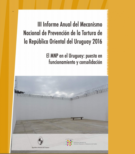 Carátula del Informe Anual del MNP 2016 - La portada está ilustrada por una fotografía que muestra un patio exterior delimitado por granes muros con corcentinas. El patio, de pisos grises, está casi vacío: sólo hay un banco color negro. 