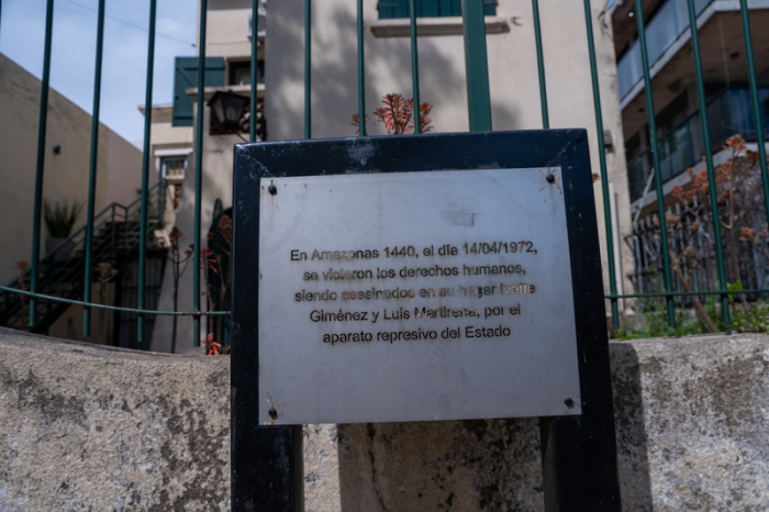Señalización de memoria en la casa de la calle Amazonas. Se observa la placa colocada y la vivienda al fondo.