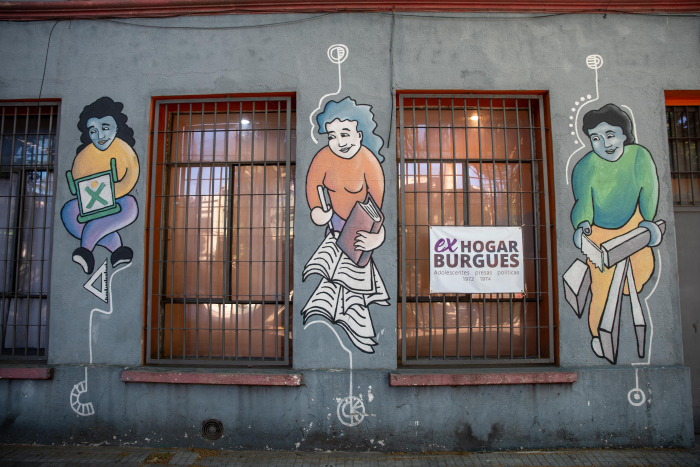Frente del Ex Hogar Burgues. Las paredes muestran dibujos de mujeres con sus oficios.