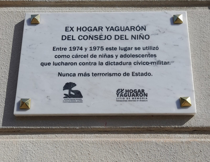 Placa homenaje en la puerta del ex Hogar ubicado en la calle Yí 1617.