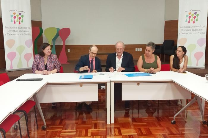 Fotografía de las autoridades de ambas organizaciones firmando el convenio.