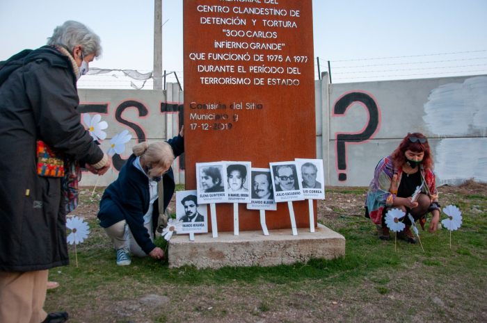 Placa de conmemoración con fotos de los desaparecidos en este sitio. Fotografía: Martín Varela, 2025