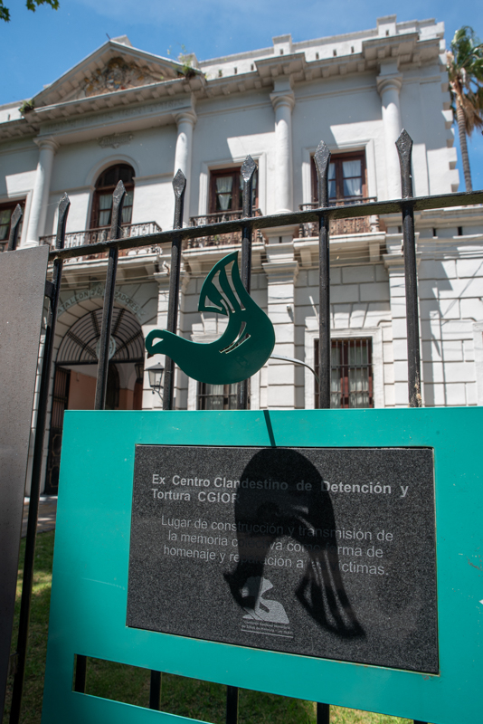 Imagen de la placa de memoria y del frente del edificio.