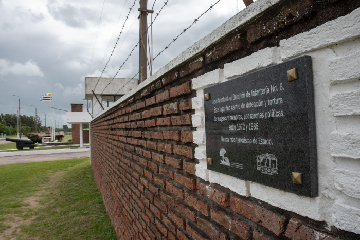 Placa del Sitio de memoria en el Batallón de Infantería Mecanizada de San José.