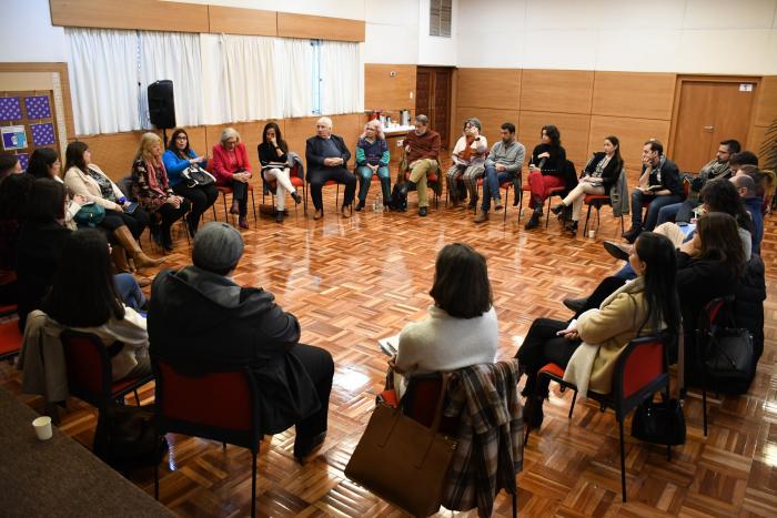 Asistentes sentados en ronda, encuentro de diálogo y articulación con el Poder Judicial Salud Mental