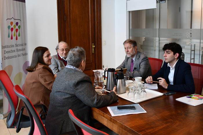 Participantes de la reunión en torno a una mesa