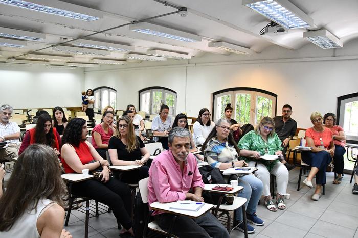 Formación sobre el rol de la Psicología en el cambio de modelo. Foto: Udelar Participantes en el aula durante la formación sobre el rol de la Psicología en el cambio de modelo