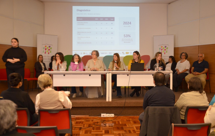 Grupo de trabajo durante la presentacion y los comentarios Grupo de trabajo durante la presentacion y los comentarios